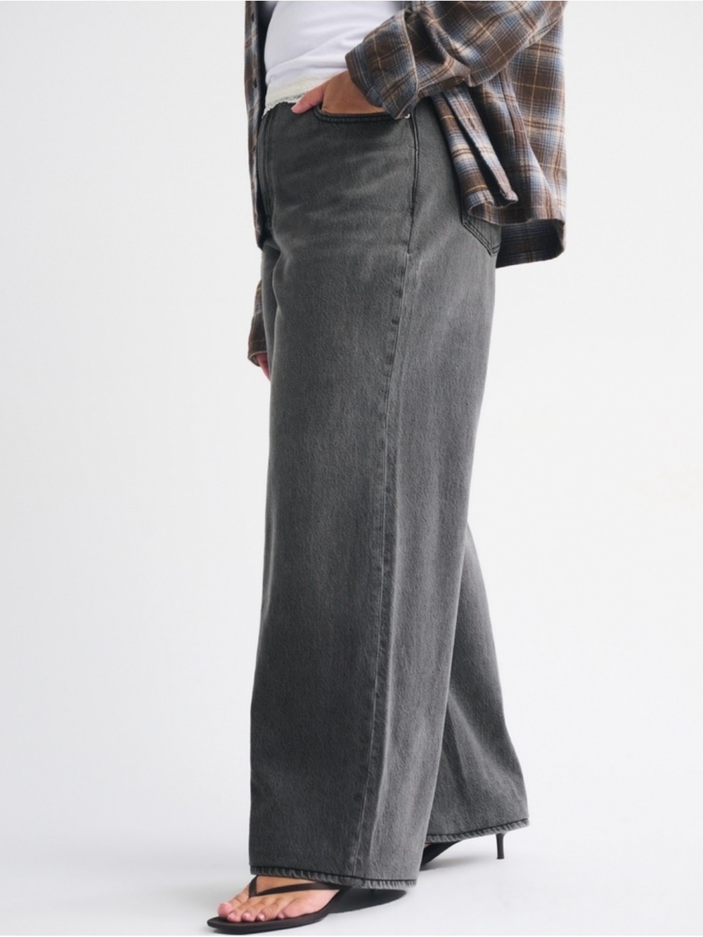 Abercrombie Curve Love High-Rise Wide Leg Jeans in Washed Black - Picture 3 of 5